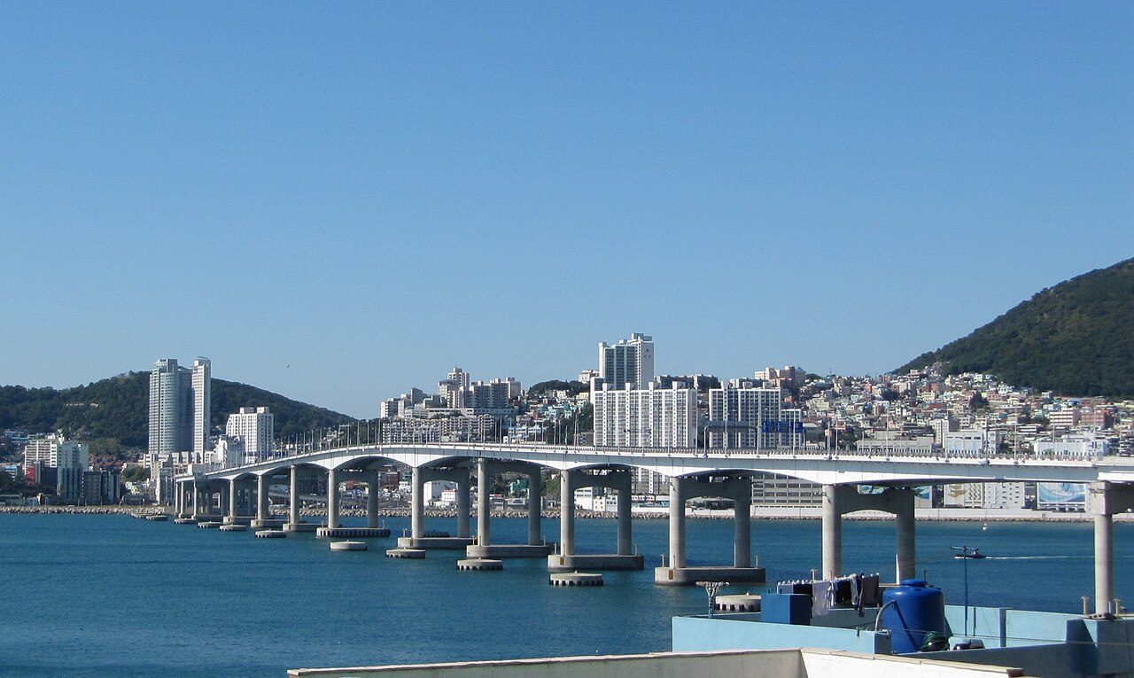 부산 남항대교와 해안 도심 전경